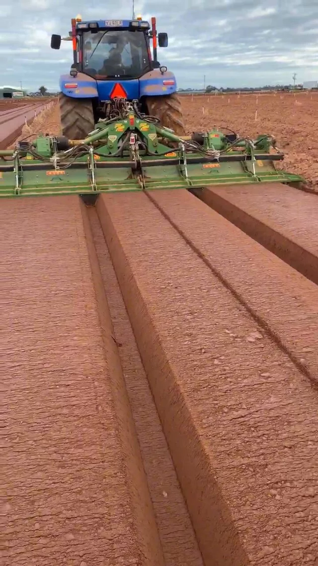 Combovator Bed Forming System - Power Harrows