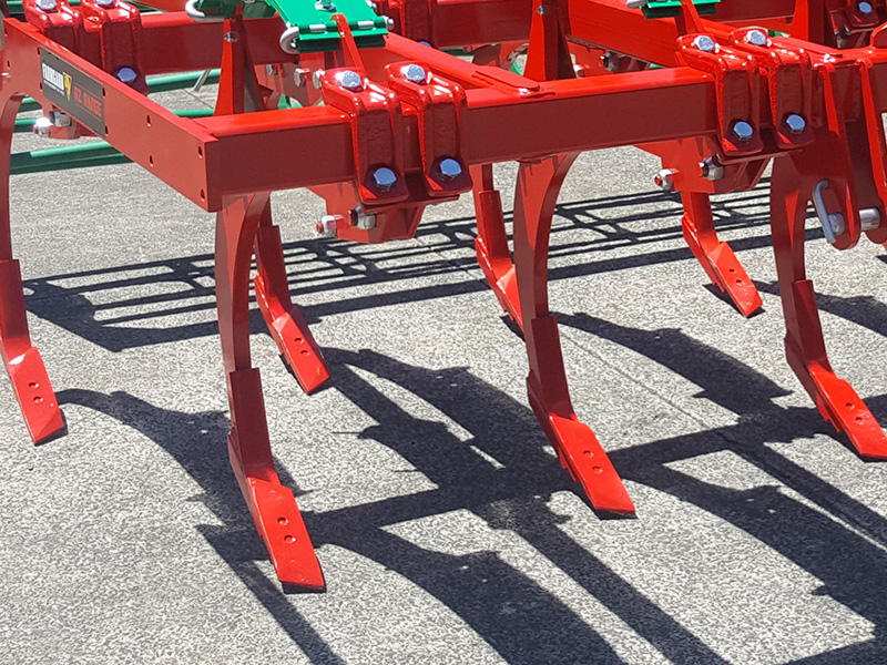 SOLID STEEL LEGS WITH REVERSIBLE PLOUGH TIP