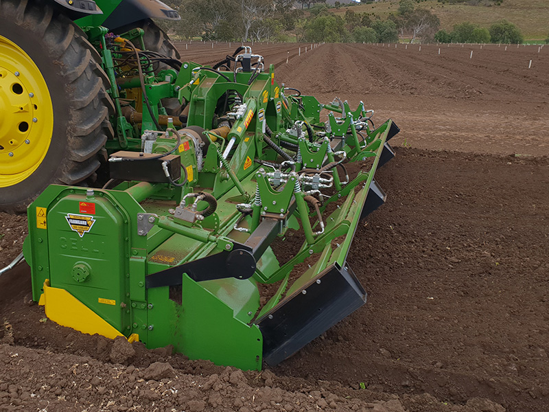 BED FORMER LIFTS UP FOR STANDARD USE OF MACHINE (ROTARY HOE, POWER HARROW, STONE BURIER)